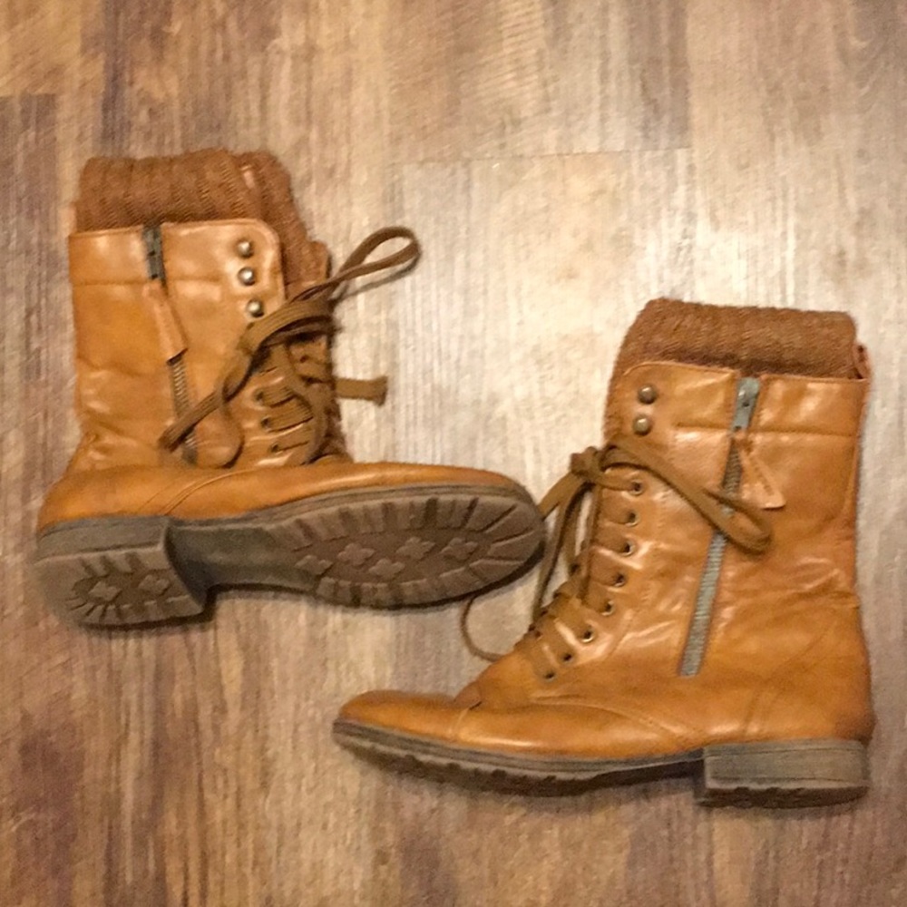 WOMANS BOOTS